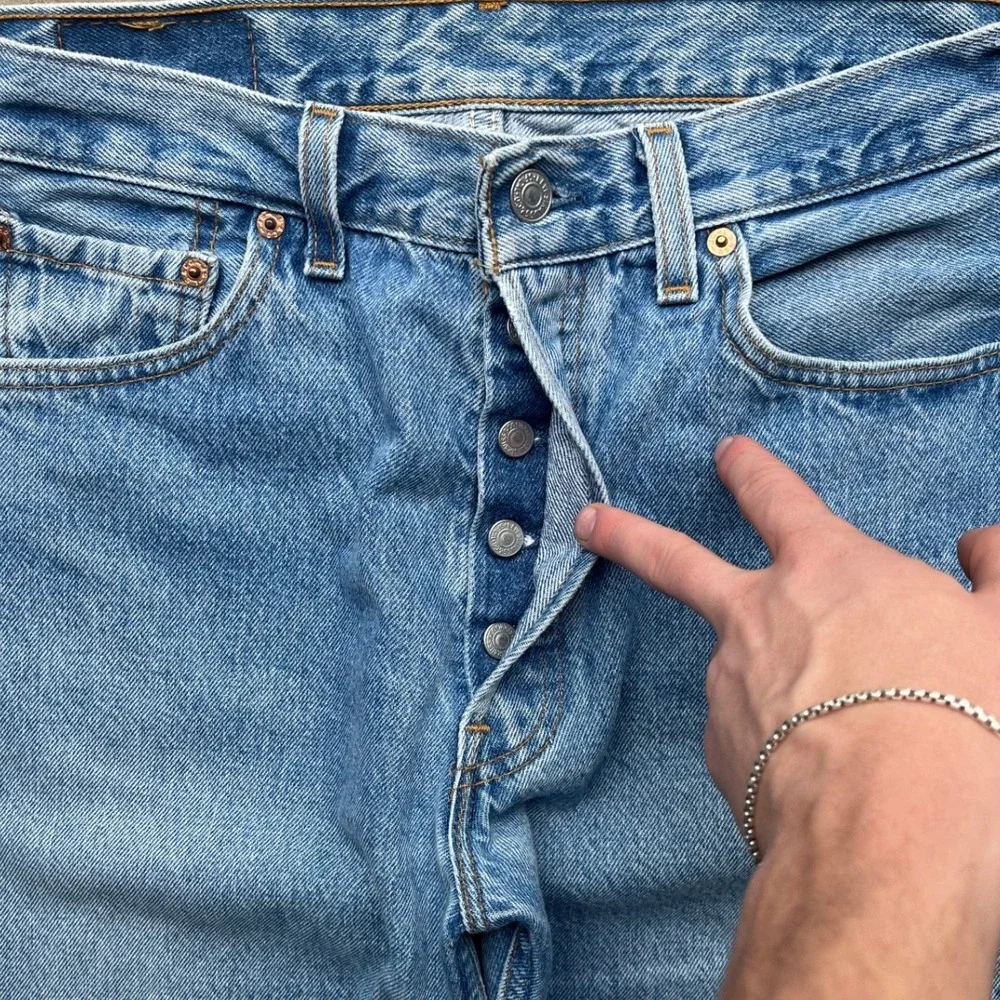 Vintage 90s Levis 501 Mens 30 (30x35) Light Wash Button Fly Jeans Made in USA - Picture 5 of 12